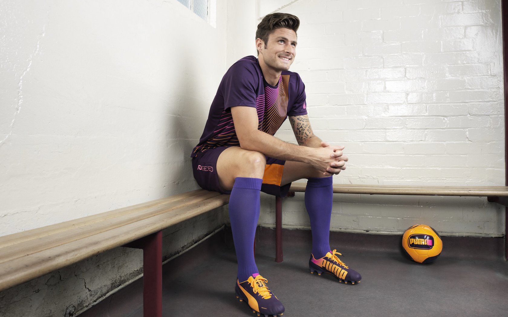 爱游戏娱乐-足球联赛引入VAR技术，减少误判提高比赛公平，国际足联var使用规则